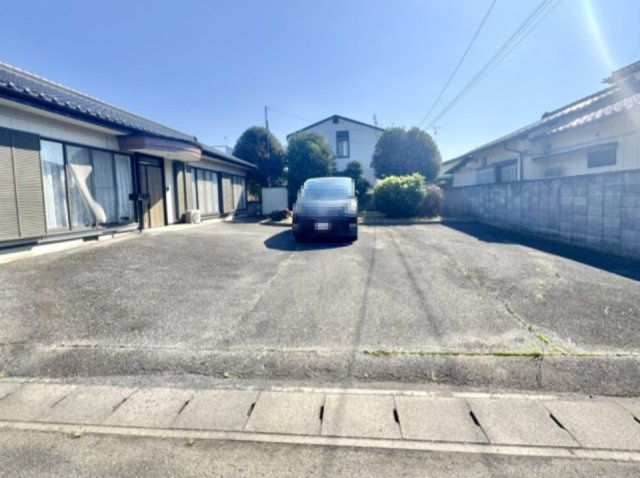 【中古戸建】邑楽郡邑楽町大字篠塚の外観|■外観｜広々とした駐車スペースで楽々駐車可能！お買い物後もスムーズにお荷物を運べます♪