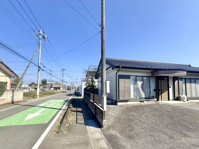 【中古戸建】邑楽郡邑楽町大字篠塚の外観|■■外観｜周囲の見渡しが良く、車の出入りの際も安全確認がしやすいため、小さなお子様がいるご家庭でも安心です♪