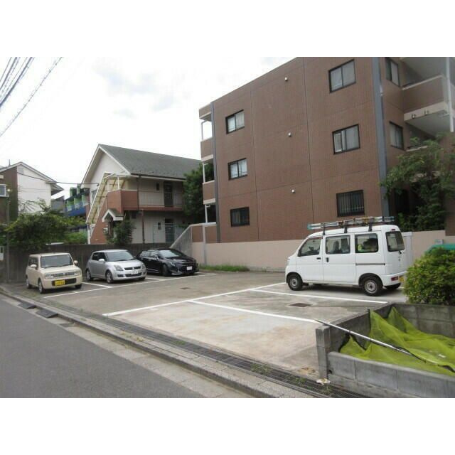 メゾンドール・カムイα館の駐車場