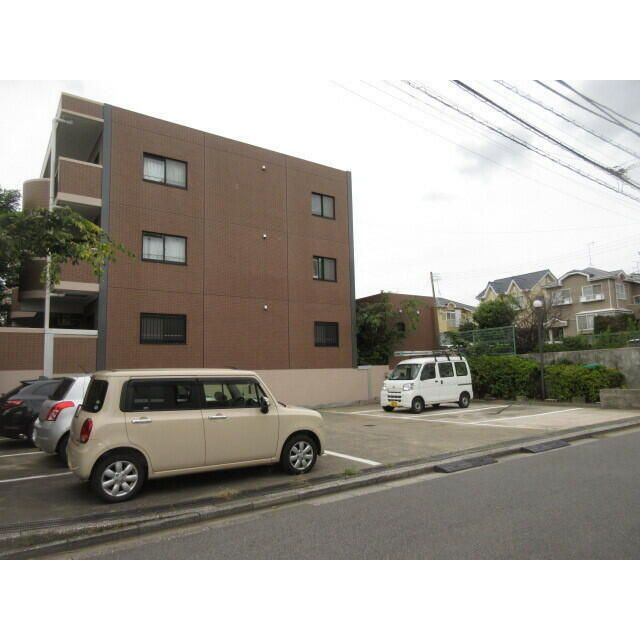 メゾンドール・カムイα館の駐車場