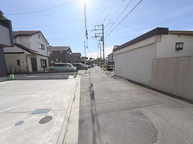 福生市福生第3の前面道路含む現地写真|車どおりの少ない前面道路です。運転が苦手な方も安心して駐車できます。
