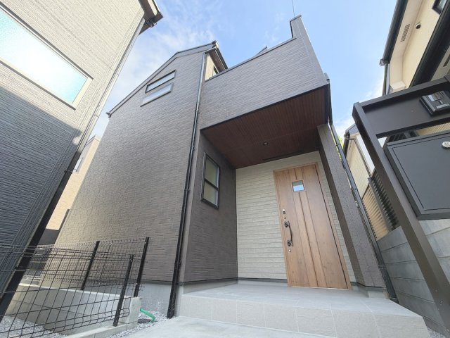 福生市福生第3の外観|【3号棟】ダークグレーとベージュのツートンカラーがお洒落な新築分譲住宅の外観写真です。
明るい日差しの中で、洗練されたデザインが目を引きます。駐車場スペースもあり、快適な生活が想像できる物件です。