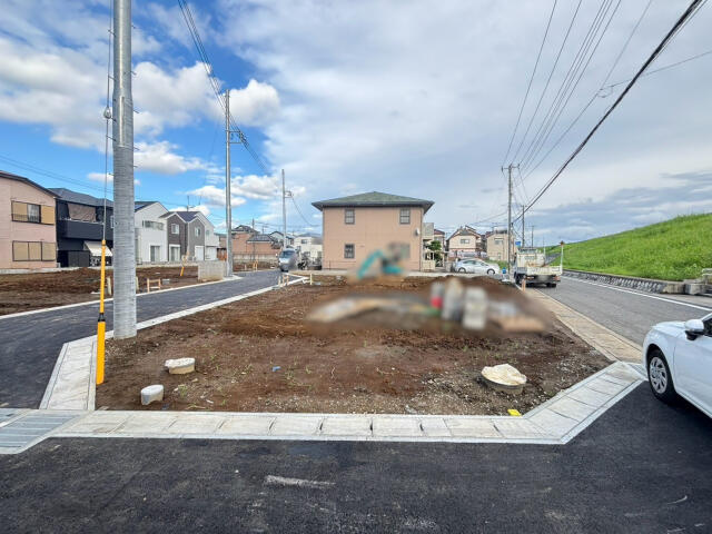 ブルーミングガーデン　市川市稲荷木２丁目１０棟／１期１０号棟の前面道路含む現地写真|現地写真