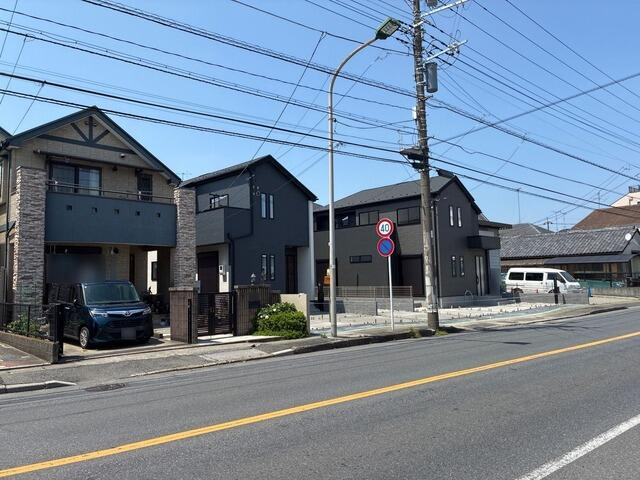 ４３０７松戸市栄町１８期３棟の前面道路含む現地写真