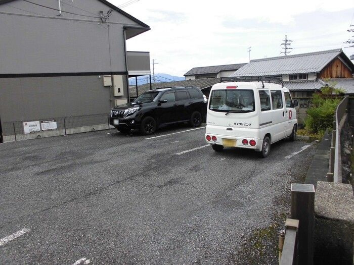 ブライトソレム５の駐車場