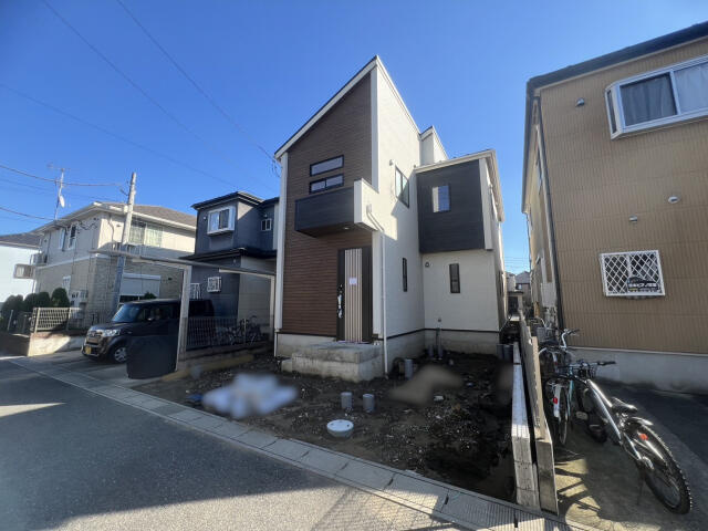 ブルーミングガーデン　松戸市西馬橋３丁目１棟／１期１号棟の前面道路含む現地写真
