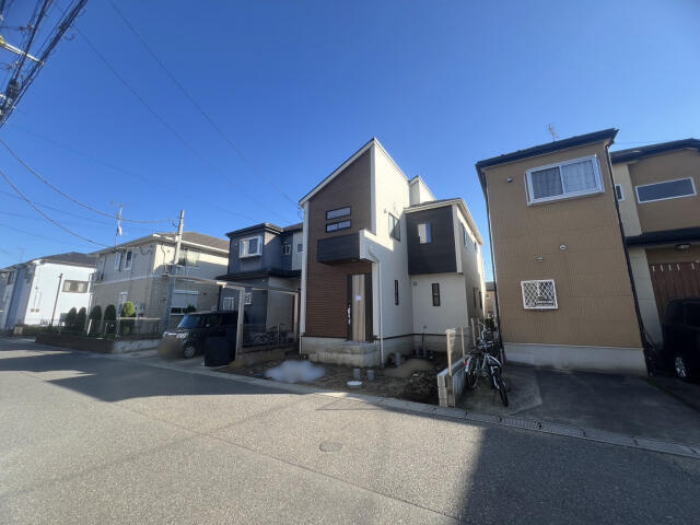 ブルーミングガーデン　松戸市西馬橋３丁目１棟／１期１号棟の前面道路含む現地写真