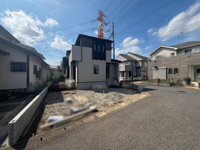 ブルーミングガーデン　鎌ケ谷市東鎌ヶ谷３丁目１棟／１期１号棟の前面道路含む現地写真|【外観写真】