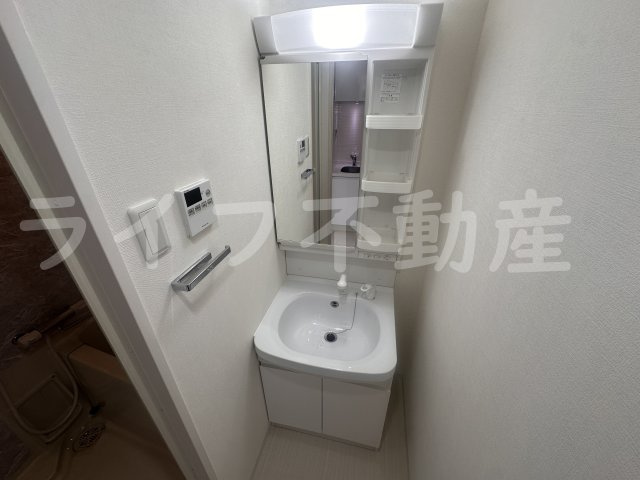 S-RESIDENCE緑橋駅前の独立洗面台|朝の支度にも助かる、独立の洗髪洗面化粧台