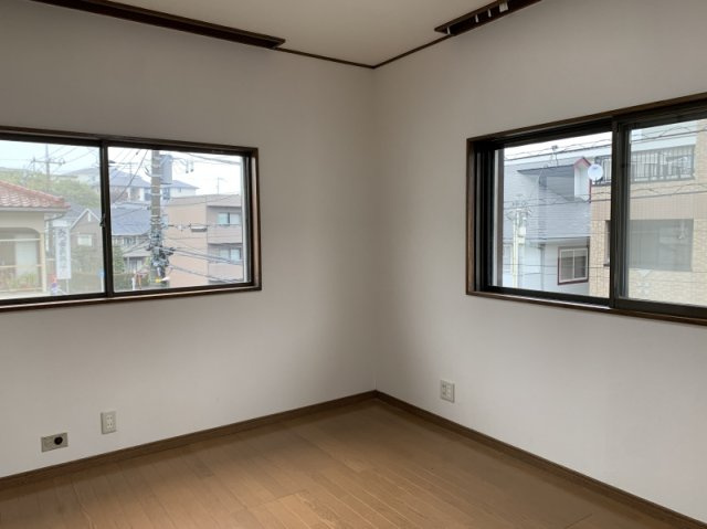 千草台戸建の洋室