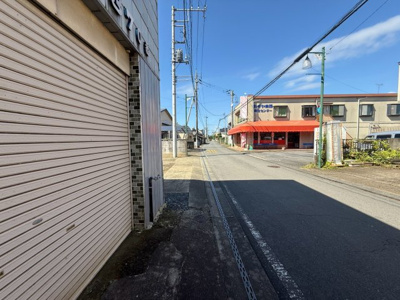 【前面道路含む現地写真】 | 行方市麻生　広々居住スペース　6LDK