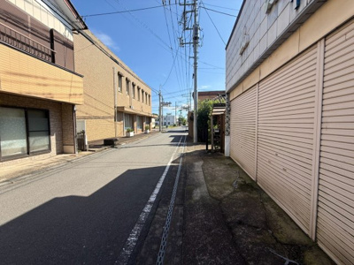 【前面道路含む現地写真】 | 行方市麻生　広々居住スペース　6LDK