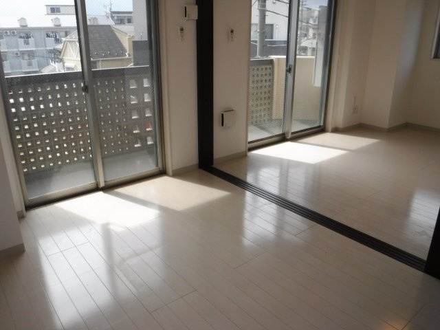 川崎市中原区下小田中３丁目の賃貸マンションの洋室