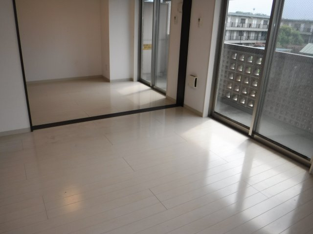 川崎市中原区下小田中３丁目の賃貸マンションの居間・リビング