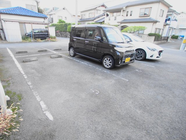ハイネス白百合の駐車場