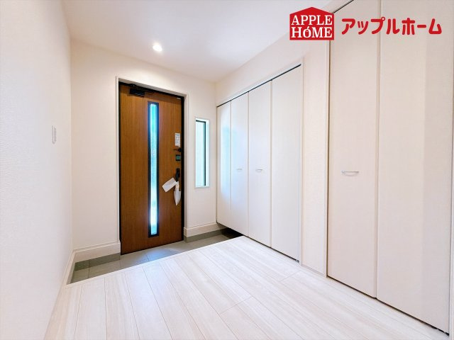 [新築住宅] 児玉郡上里町七本木 第6 全8棟の玄関|住まう人も来客も入った時にワクワクさせてくれるオシャレな玄関♪収納もたっぷりあるので、靴がたくさんあっても安心！