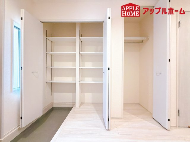 [新築住宅] 児玉郡上里町七本木 第6 全8棟の玄関|明るく清潔感のある玄関でお客様を迎えるスペースをパッと明るい印象に！大容量の収納力で大家族の履物もすっきり収納できます♪