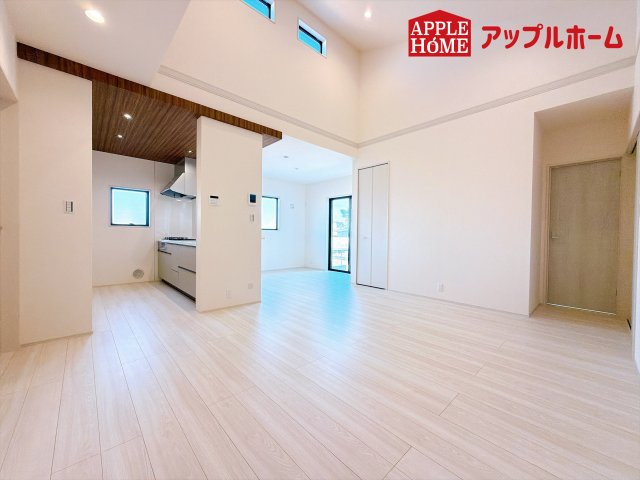 [新築住宅] 児玉郡上里町七本木 第6 全8棟の居間・リビング|窓から差し込む光で家族を温かく包み込みます。明るいリビングで子育てする喜びを☆いつでも見学可能です！