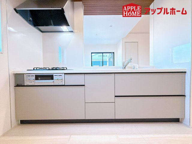 [新築住宅] 児玉郡上里町七本木 第6 全8棟のキッチン|見栄えもよくお手入れもスムーズに出来ます。豊富な収納力もございますので、キッチンスペースをスッキリとお使い頂けそうです。