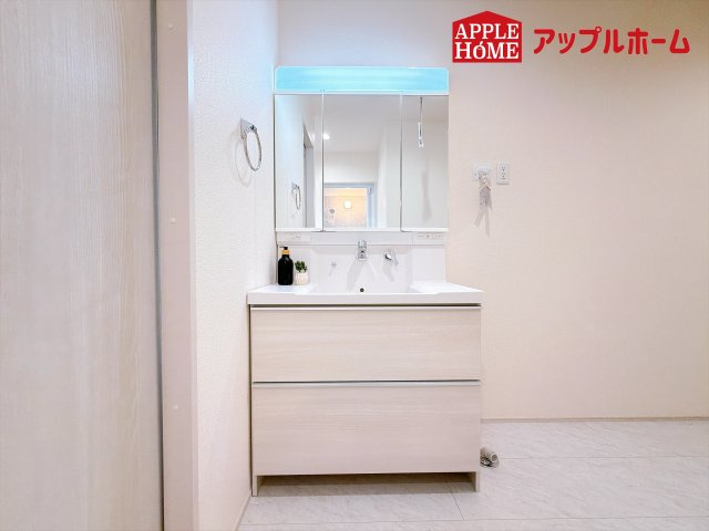 [新築住宅] 児玉郡上里町七本木 第6 全8棟の独立洗面台|ゆとりの洗面スペースで朝の身支度も快適スムーズに。３面鏡で髪のセットやお化粧もストレスなくこなせ、朝から気分良く通勤通学に向かえそうですね！鏡の裏にはたっぷりと収納スペースを標準装備