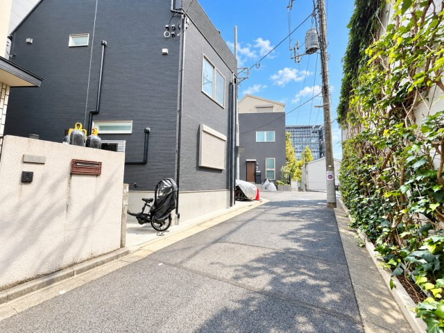 目黒区緑が丘1丁目　建築条件付き売地の前面道路含む現地写真|2026.10.04撮影

現地ご見学希望・資料請求などお気軽にお問い合わせ下さい！
03-5990-5201