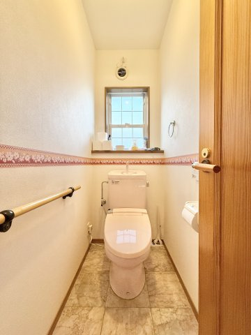 中央区中郡町のトイレ|落ち着きを感じながらも、温かみのあるトイレ空間！ご高齢の方でも安心していただける、手すり付きです。
