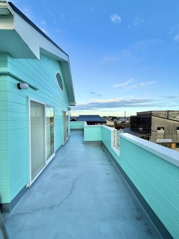 中央区中郡町のバルコニー|３Fからの景色はすごく開放的です。またバルコニーもすごく広いので、花火を楽しんだり、テーブルを置いて景色を楽しみながらカフェ空間にすることも可能です。