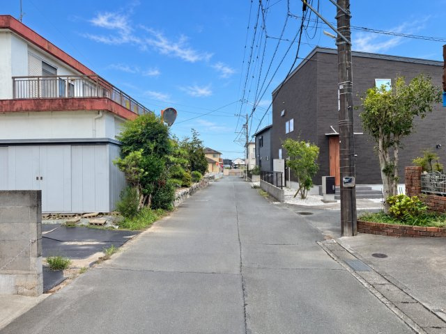 中央区中郡町の前面道路含む現地写真|全面道路は交通量がほとんどないので、駐車が苦手な方でも安心して停めることができます。