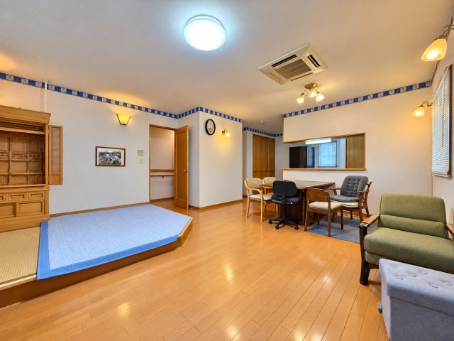 中央区中郡町の居間・リビング|広々としたリビング！小上がりになっている畳コーナーもあり、ホッと一息つく憩いの空間になっております！