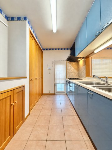 中央区中郡町のキッチン|広々とした淡いブルーがアクセントのキッチンは収納力豊富！カップボードやパントリーもあり、キッチン回りが充実しており便利です！