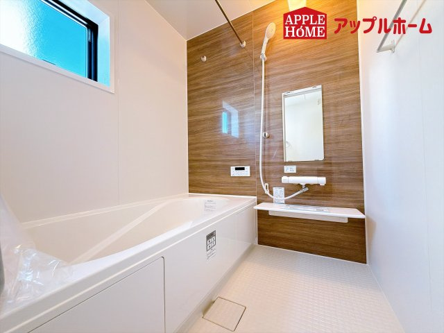 [新築住宅] 児玉郡上里町七本木 第6 全8棟の浴室|窓付きのバスルームは、採光もあり明るく気持ちの良い空間です。窓があることで、換気環境も良好。掃除もスムーズに出来ます