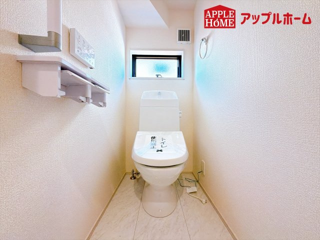 [新築住宅] 児玉郡上里町七本木 第6 全8棟のトイレ|白を基調とした清潔感のある明るい空間。温水洗浄便座付きで、毎日快適・清潔に使用できます。操作しやすい壁面リモコンを採用しています。