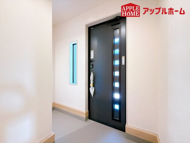 [新築住宅] 児玉郡上里町七本木 第6 全8棟の玄関|住まう人も来客も入った時にワクワクさせてくれるオシャレな玄関♪収納もたっぷりあるので、靴がたくさんあっても安心！
