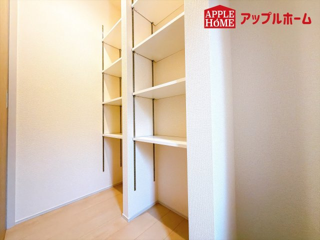 [新築住宅] 児玉郡上里町七本木 第6 全8棟の玄関|明るく清潔感のある玄関でお客様を迎えるスペースをパッと明るい印象に！大容量の収納力で大家族の履物もすっきり収納できます♪