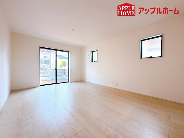 [新築住宅] 児玉郡上里町七本木 第6 全8棟の居間・リビング|窓から差し込む光で家族を温かく包み込みます。明るいリビングで子育てする喜びを☆いつでも見学可能です！