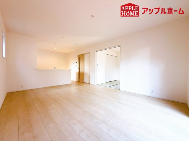 [新築住宅] 児玉郡上里町七本木 第6 全8棟の居間・リビング|広々リビング×対面キッチンで家族の会話も弾みます♪家族団らんの秘訣は間取りにあり☆夢のマイホームを一緒に叶えましょう！