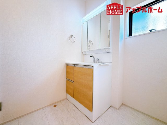 [新築住宅] 児玉郡上里町七本木 第6 全8棟の独立洗面台|ゆとりの洗面スペースで朝の身支度も快適スムーズに。３面鏡で髪のセットやお化粧もストレスなくこなせ、朝から気分良く通勤通学に向かえそうですね！鏡の裏にはたっぷりと収納スペースを標準装備