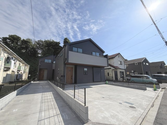 福生市福生第3の外観|グレーのツートンカラーがお洒落な新築分譲住宅の外観写真です。
明るい日差しの中で、洗練されたデザインが目を引きます。駐車場スペースもあり、快適な生活が想像できる物件です。