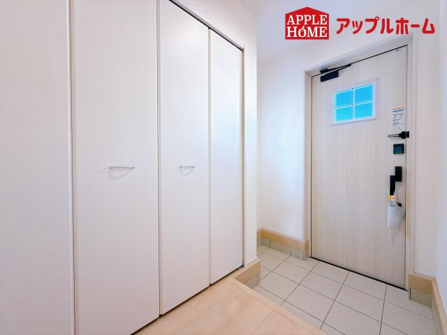 [新築住宅] 児玉郡上里町七本木 第6 全8棟の玄関|住まう人も来客も入った時にワクワクさせてくれるオシャレな玄関♪収納もたっぷりあるので、靴がたくさんあっても安心！