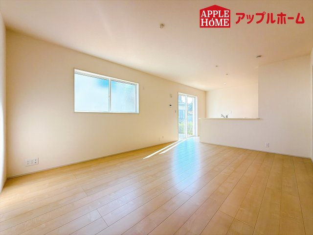 [新築住宅] 児玉郡上里町七本木 第6 全8棟の居間・リビング|窓から差し込む光で家族を温かく包み込みます。明るいリビングで子育てする喜びを☆いつでも見学可能です！