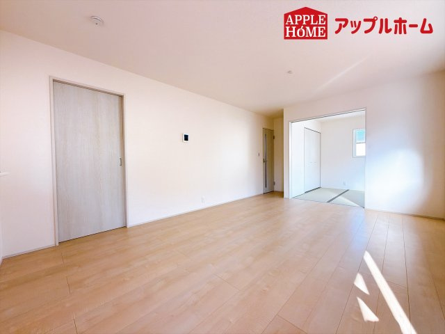 [新築住宅] 児玉郡上里町七本木 第6 全8棟の居間・リビング|広々リビング×対面キッチンで家族の会話も弾みます♪家族団らんの秘訣は間取りにあり☆夢のマイホームを一緒に叶えましょう！