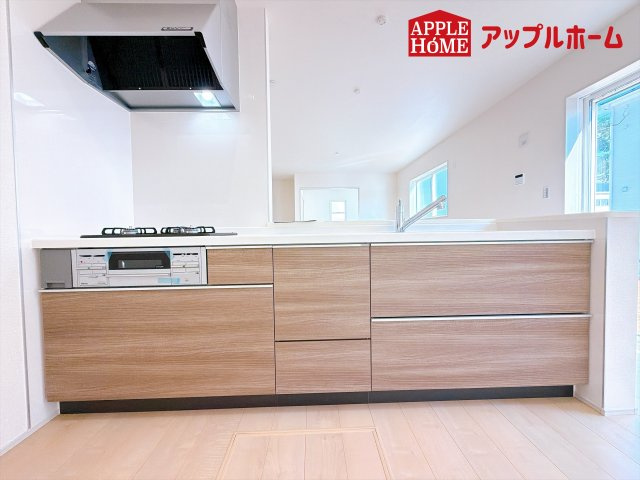 [新築住宅] 児玉郡上里町七本木 第6 全8棟のキッチン|見栄えもよくお手入れもスムーズに出来ます。豊富な収納力もございますので、キッチンスペースをスッキリとお使い頂けそうです。