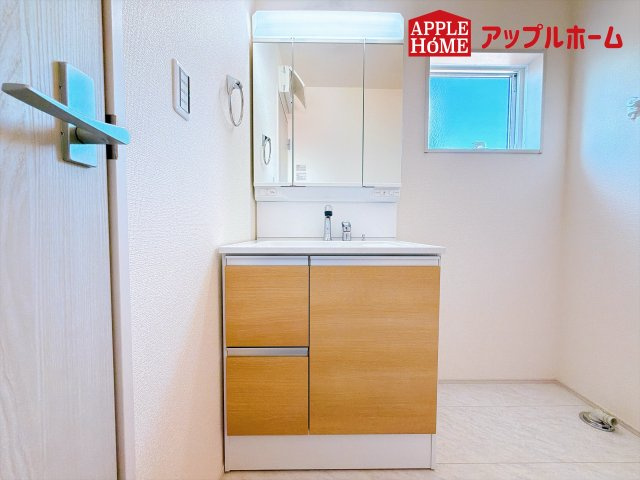 [新築住宅] 児玉郡上里町七本木 第6 全8棟の独立洗面台|ゆとりの洗面スペースで朝の身支度も快適スムーズに。３面鏡で髪のセットやお化粧もストレスなくこなせ、朝から気分良く通勤通学に向かえそうですね！鏡の裏にはたっぷりと収納スペースを標準装備