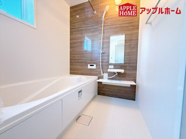 [新築住宅] 児玉郡上里町七本木 第6 全8棟の浴室|窓付きのバスルームは、採光もあり明るく気持ちの良い空間です。窓があることで、換気環境も良好。掃除もスムーズに出来ます