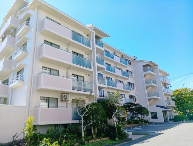 【外観】 | 津々山台第二住宅4号棟 | 北側の外観（AIにて駐車車両の削除）