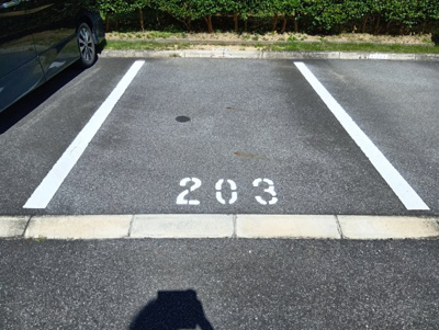 【駐車場】 | 津々山台第二住宅4号棟 | 階段を降りると目の前に駐車場があります（月額1,000円）