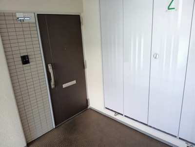 【玄関】 | 津々山台第二住宅4号棟 | 玄関前は広々としています