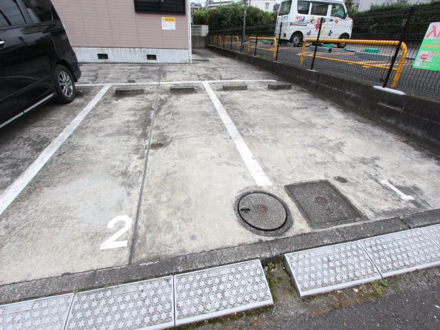 ツインホームズの駐車場