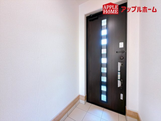 [新築住宅] 坂戸市千代田2丁目 3期 全1棟の玄関|住まう人も来客も入った時にワクワクさせてくれるオシャレな玄関♪収納もたっぷりあるので、靴がたくさんあっても安心！
