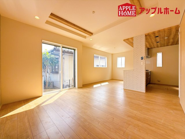 [新築住宅] 坂戸市千代田2丁目 3期 全1棟の居間・リビング|窓から差し込む光で家族を温かく包み込みます。明るいリビングで子育てする喜びを☆いつでも見学可能です！
